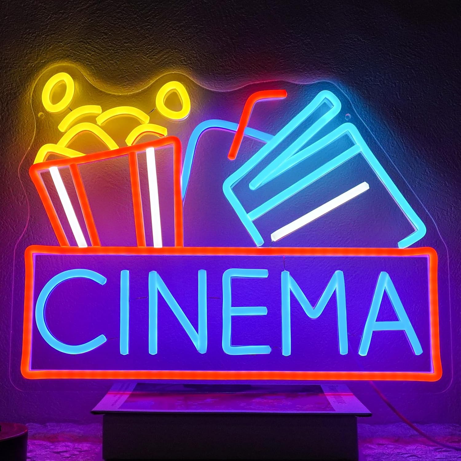 Home Cinema Night - Neonowy szyld kina LED zasilany przez